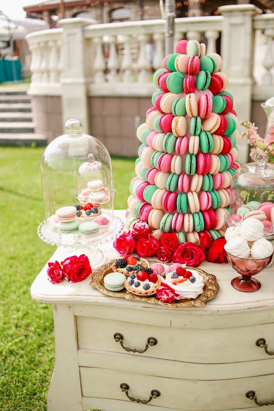 Μια ενδιαφέρουσα έμφαση στα γλυκά σε ένα ζουμερό και φωτεινό τραπέζι θα είναι χαρούμενα ετικέτες, φτιαγμένα στο γενικό ύφος του γάμου