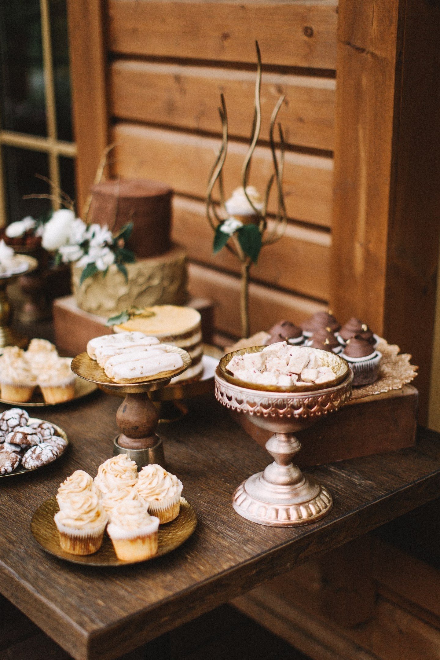 Kırılmış çikolata, trüf mantarı, mocha havadar tatlılar, kahve çekirdeği ile süslenmiş ve düğün tarzında buzlu ajur kurabiyeleri, yaşlı kutuları ve süslü standları ile harika görünüyor